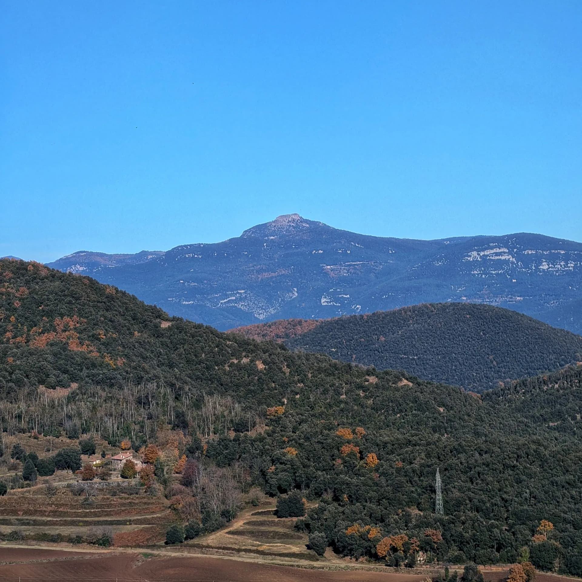 El Puig del Bassegoda fotografiat des del cim del Croscat, oferint una àmplia vista del paisatge muntanyós. Vistes panoràmiques del Puig del Bassegoda des del cim del Croscat.