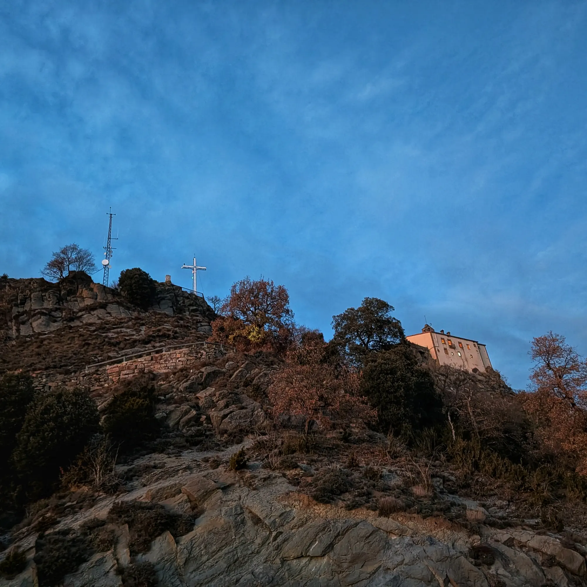 El cim de Bellmunt i el Santuari de Bellmunt vistos des de la seva base, oferint una perspectiva de la seva majestuositat en el paisatge. El cim de Bellmunt i el Santuari de Bellmunt des d'una perspectiva inferior.