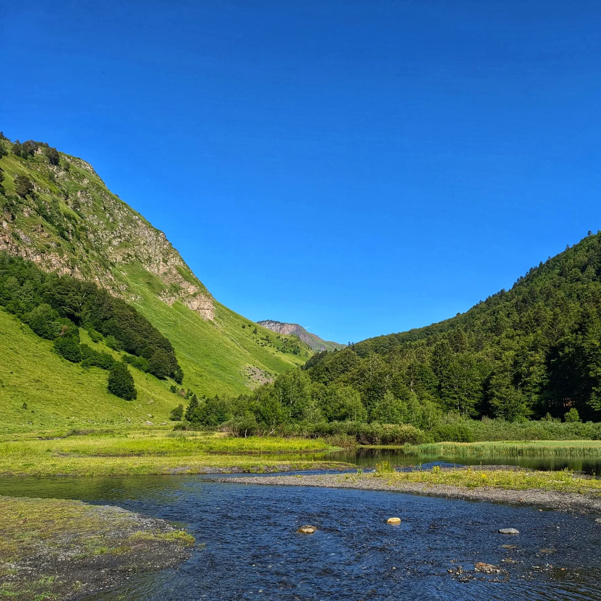 Riu Varradòs i paisatge de la Val d'Aran Vista de la vall del Riu Varradòs en una tarda de cel blau clar.