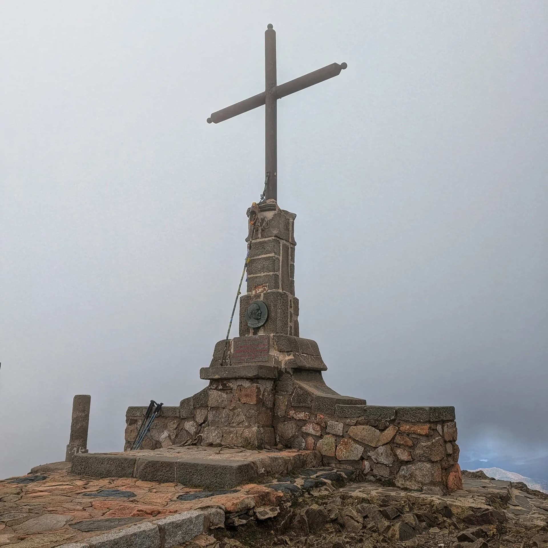El cim del Matagalls, amb la creu monumental dedicada al poeta Mossèn Cinto Verdaguer, una figura clau de la literatura catalana. Creu del cim del Matagalls, amb vistes al paisatge muntanyós.