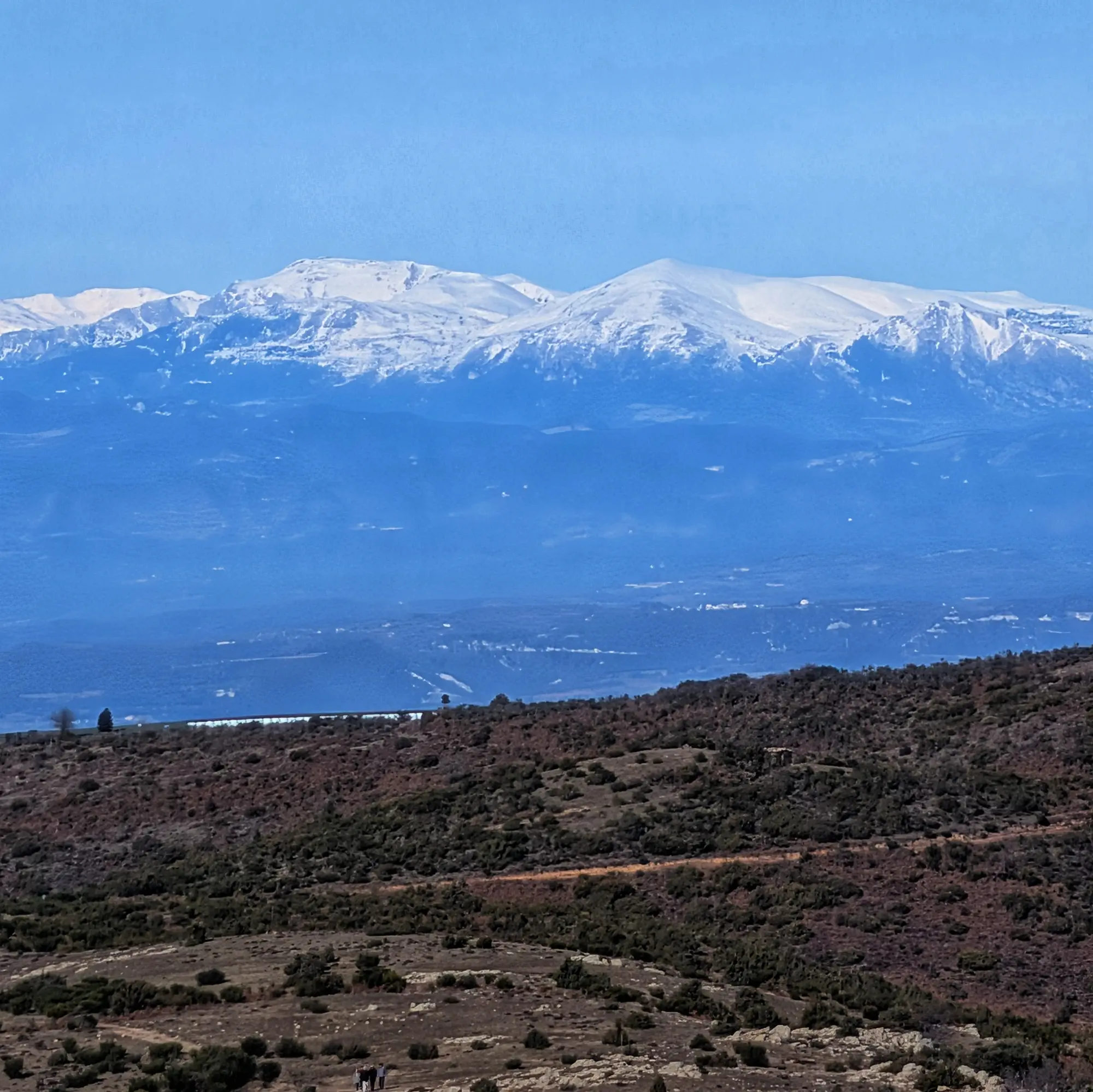 Panorámica de los macizos de La Tosa y Puigllançada, capturada desde la cumbre del Sui. Paisaje con La Tosa y Puigllançada desde la cumbre del Sui.