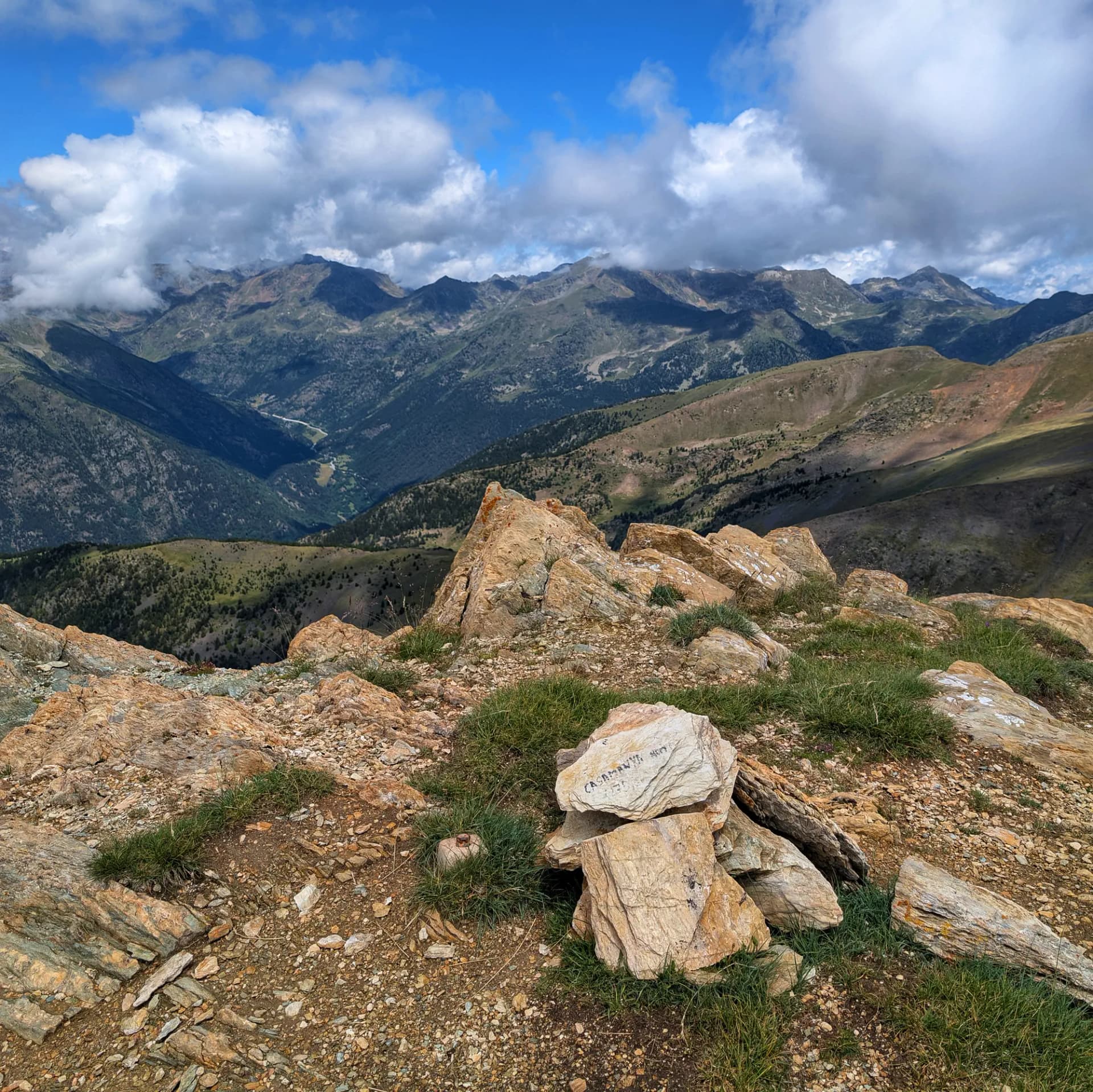 Cima del Casamanya Nord Cima del Casamanya Nord con la vista panorámica de los Pirineos.
