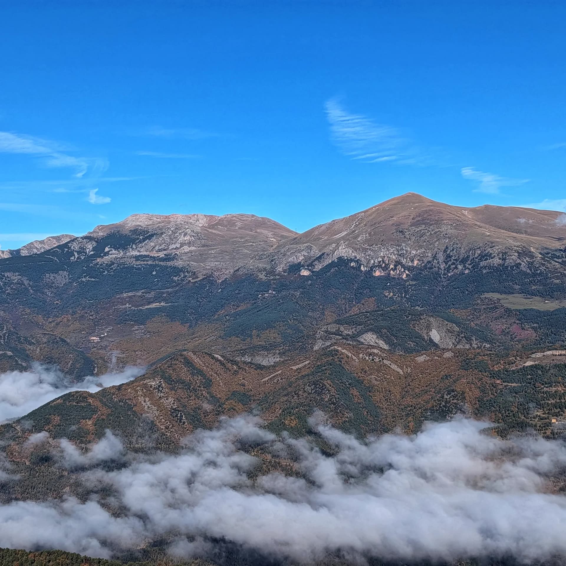 Tosa d'Alp y Puigllançada desde la cima del Roca del Joc (Roca de la Devesa Jussana) Tosa d'Alp y Puigllançada desde la cima del Roca del Joc (Roca de la Devesa Jussana)