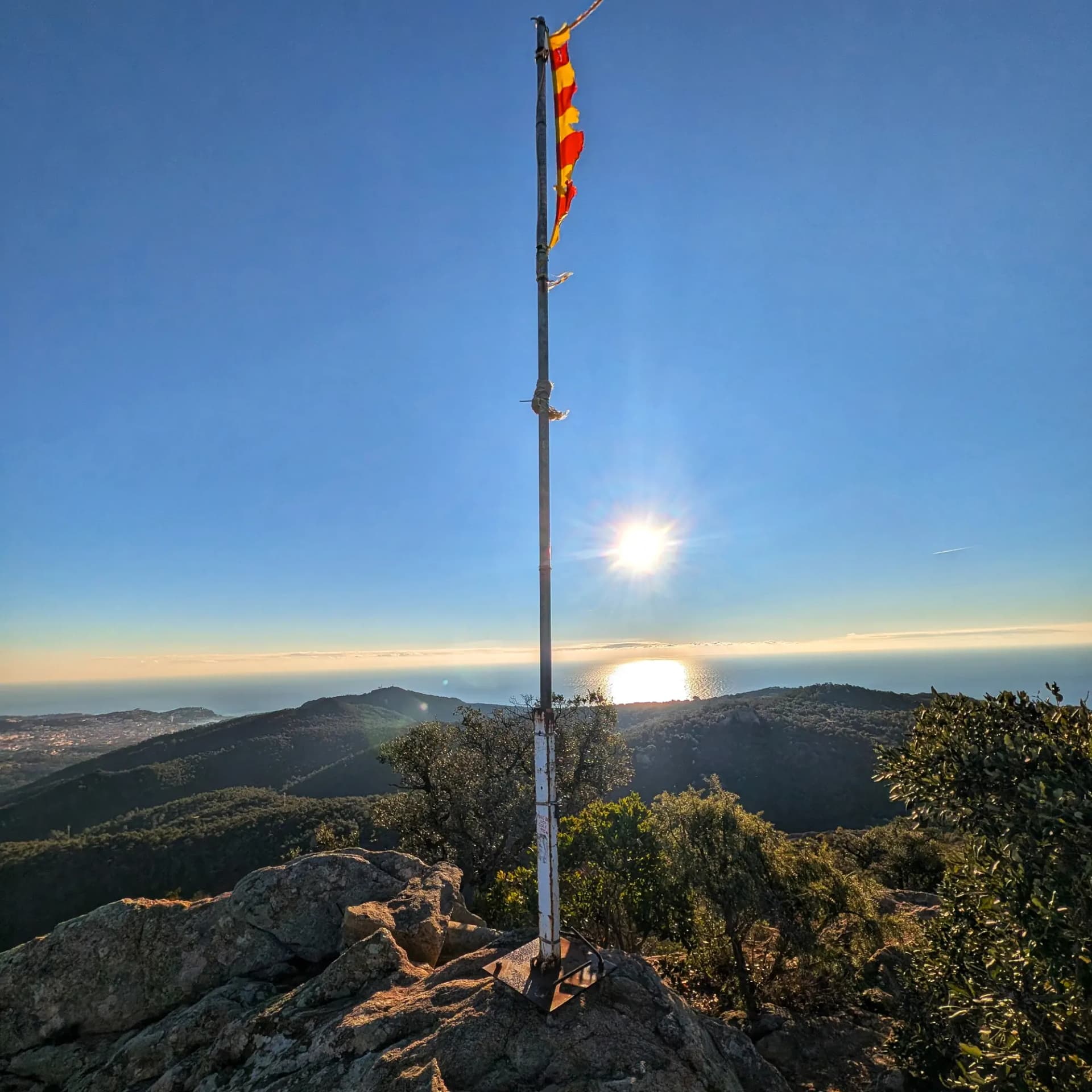 Cim del Puig de les Cols, oferint impressionants vistes panoràmiques del mar Mediterrani des de l'altura. Cim del Puig de les Cols amb vistes panoràmiques al Mediterrani.