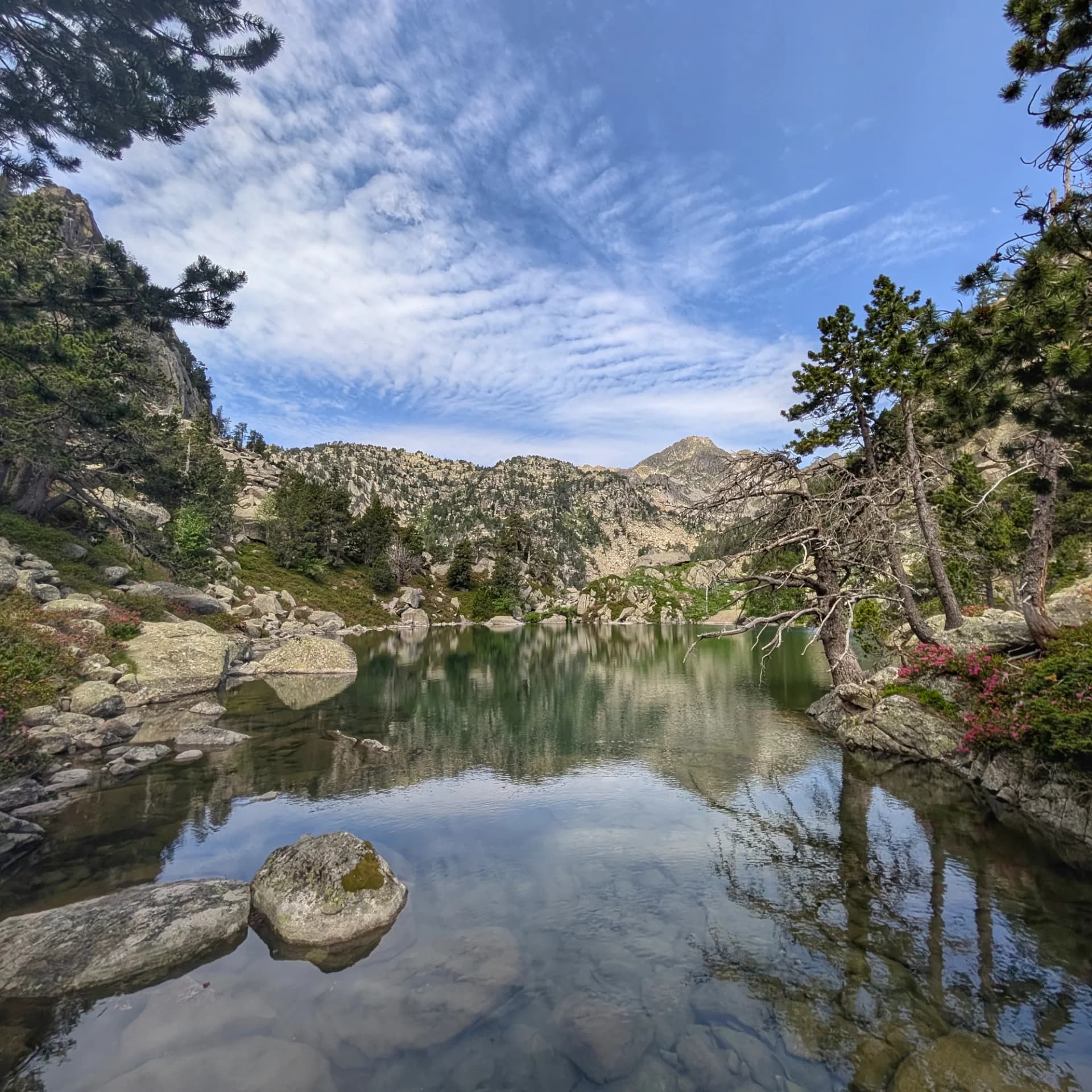 Estany Llong de Cabanes i blocs de granit Estany Llong de Cabanes i blocs de granit