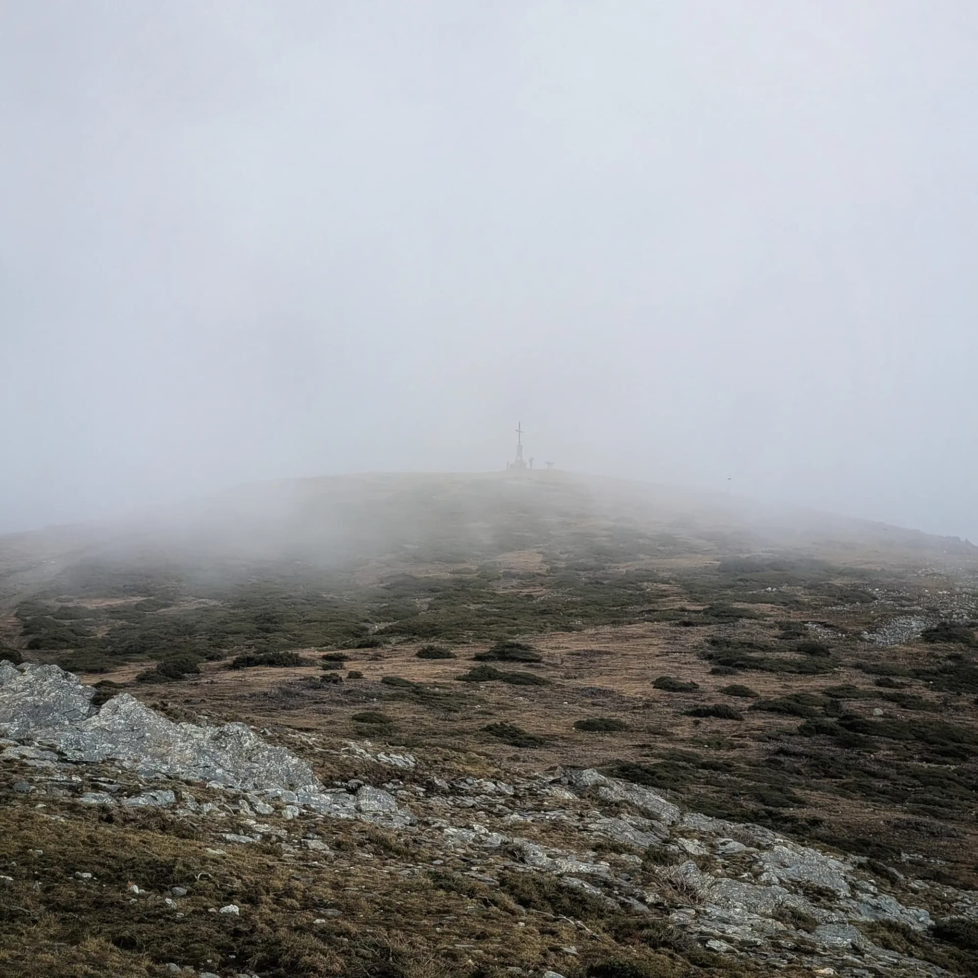 El cim del Matagalls sobresurt de la boira durant l'ascensió des de Sant Segimon. Cim del Matagalls emergit de la boira densa.