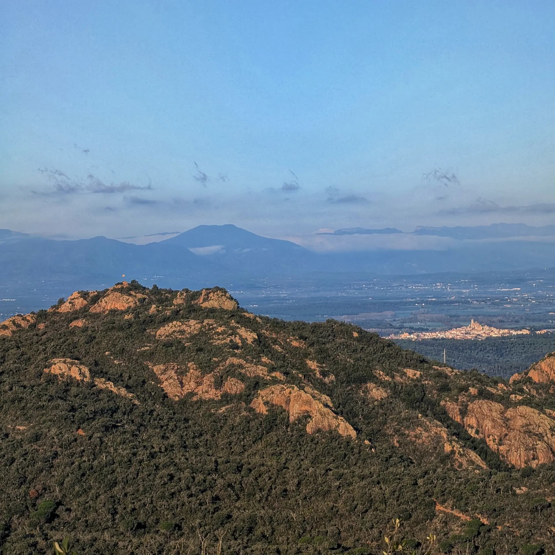 Panoràmica capturada des del Puig de les Cols, que abasta el massís del Montclar en primer pla. Al fons s'identifica Llagostera i, darrere seu, la serra de les Guilleries, coronada pels cims del Puig de Sant Gregori i Puigdefrou. Panoràmica des del Puig de les Cols, amb el Montclar, Llagostera, i els cims Sant Gregori i Puigdefrou de les Guilleries.