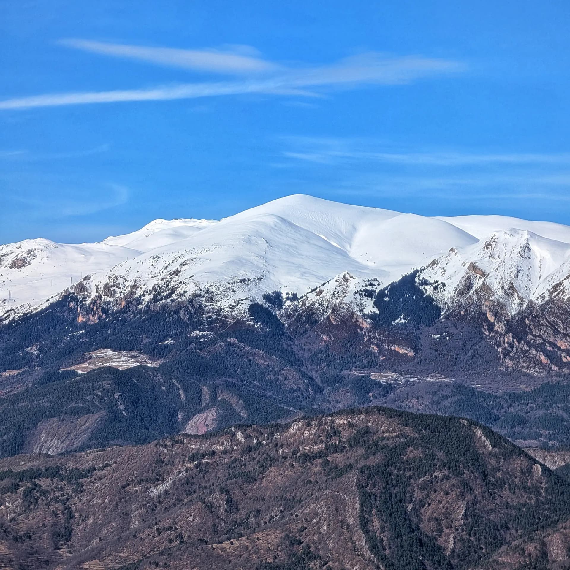 Vista de las montañas La Tosa y Puigllançada, capturada desde la cima del Pedró de Tubau, mostrando un amplio paisaje de crestas y valles. Un panorama típico del Pirineo. Paisaje montañoso con La Tosa y Puigllançada, visto desde la cima del Pedró de Tubau.