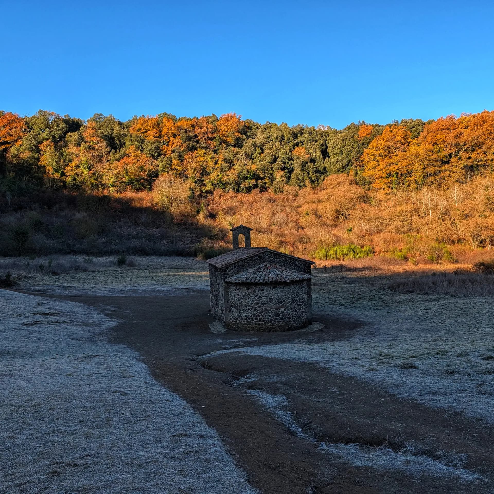 L'ermita de Santa Margarida de Sacot, una construcció romànica, està situada al centre del cràter del volcà de Santa Margarida, a la comarca de la Garrotxa. Ermita de Santa Margarida de Sacot al centre del cràter del volcà de Santa Margarida.