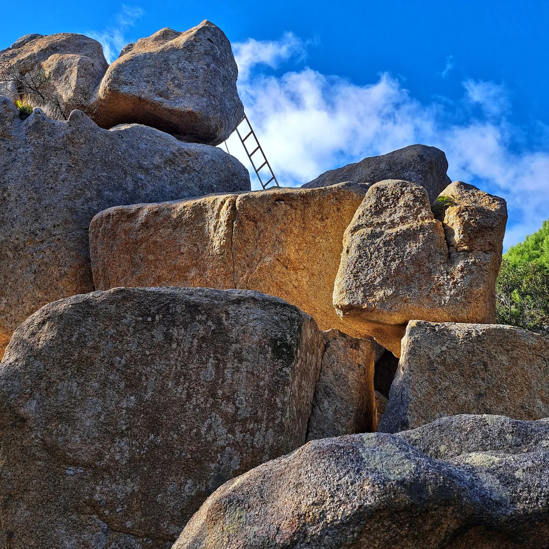 La Pedra Sobre Altra, un monument megalític situat al Massís de Cadiretes i catalogat com a paradolmen. A pocs metres, una gran formació rocosa natural s'eleva, caracteritzant el conjunt megalític. Aquest consta de cripta-cova, passadís i túmul. Monument megalític La Pedra Sobre Altra amb una gran formació rocosa natural, túmul, cripta i passadís al Massís de Cadiretes.