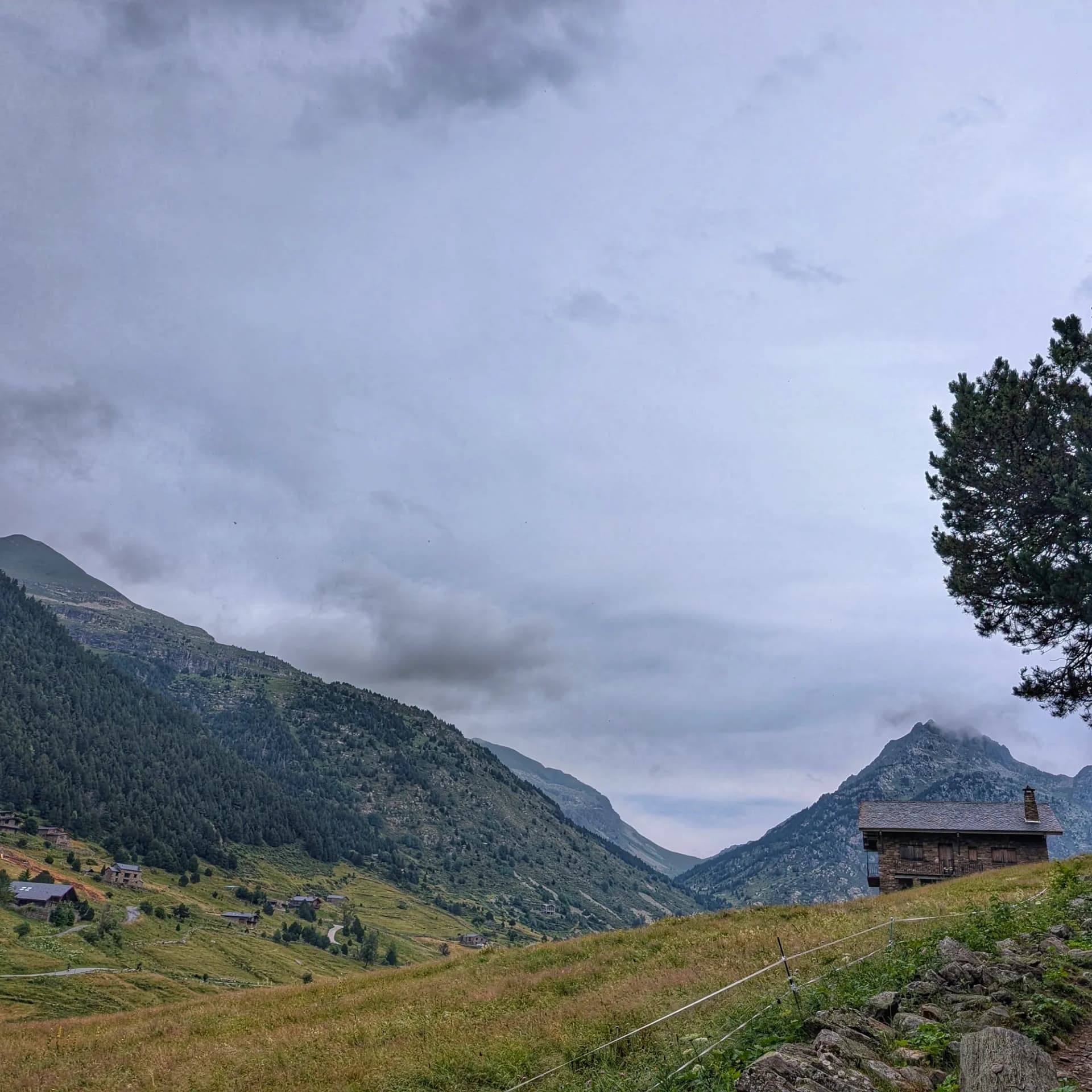 Vistes de l'entrada a la Vall d'Incles Vistes de l'entrada a la Vall d'Incles amb les cases tradicionals.