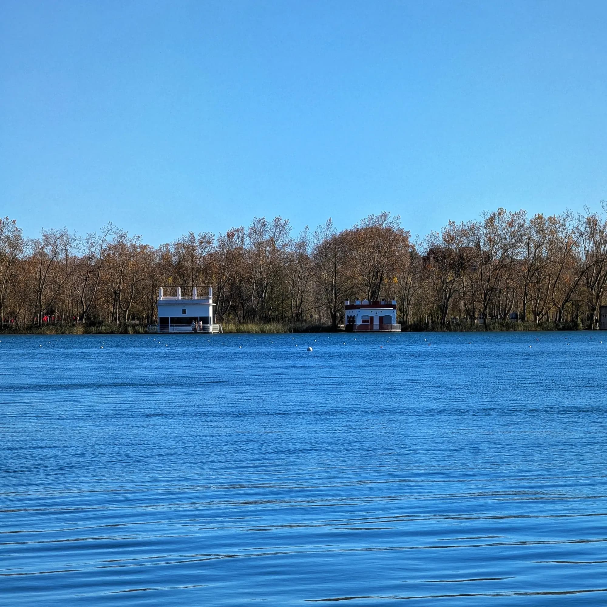 Pesqueras Edificios de las pesqueras sobre el agua del Lago de Banyoles