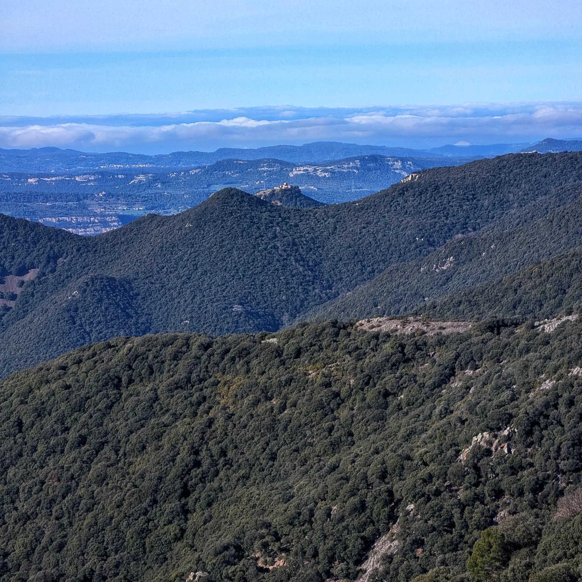 Vista del Turó de Tagamanent capturada des de la cimera del Turó del Samont. Vista panoràmica del Turó de Tagamanent des del Turó del Samont.