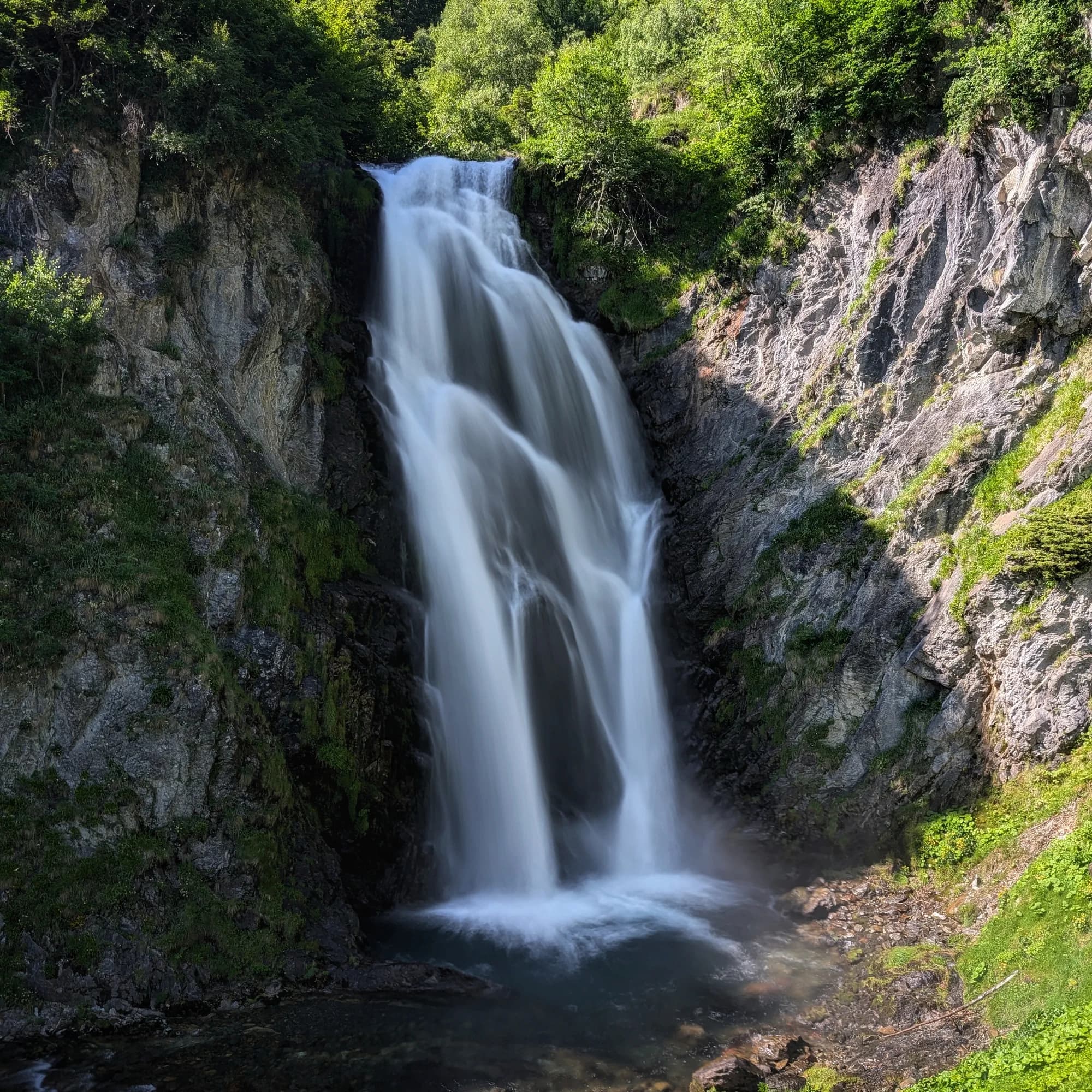 Cascada del Saut deth Pish en el Valle de Arán La impresionante caída de agua del Saut deth Pish con efecto seda.