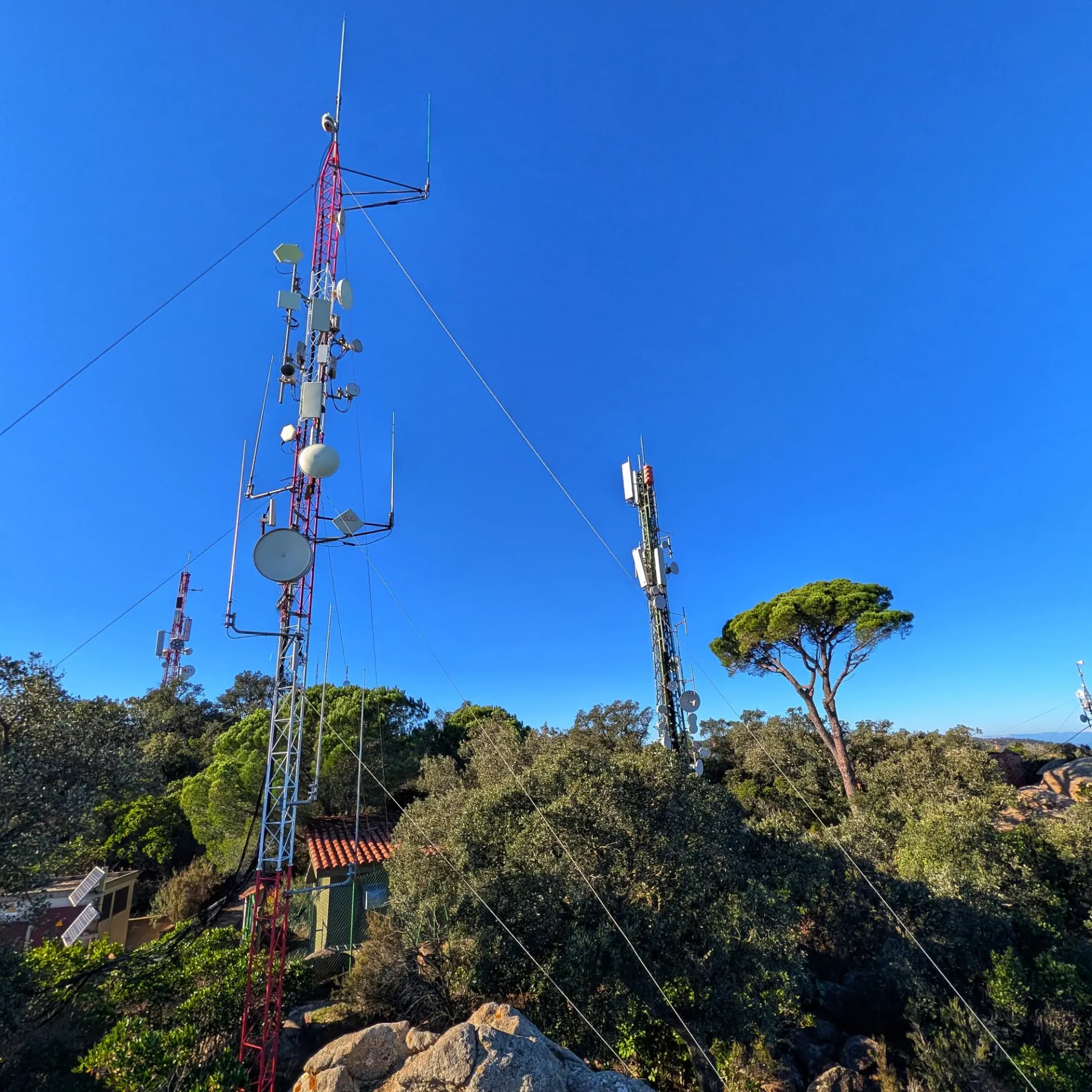 Vista del cim del Puig Gros, on s'aprecien les seves instal·lacions d'antenes de comunicació. Vista del cim del Puig Gros amb un conjunt d'antenes de comunicació.