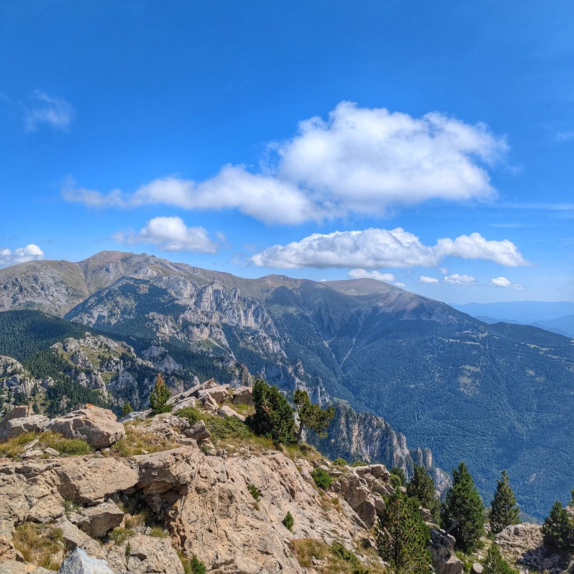 Vistas de la Tosa d'Alp y Puigllançada Vistas de la Tosa d'Alp y Puigllançada