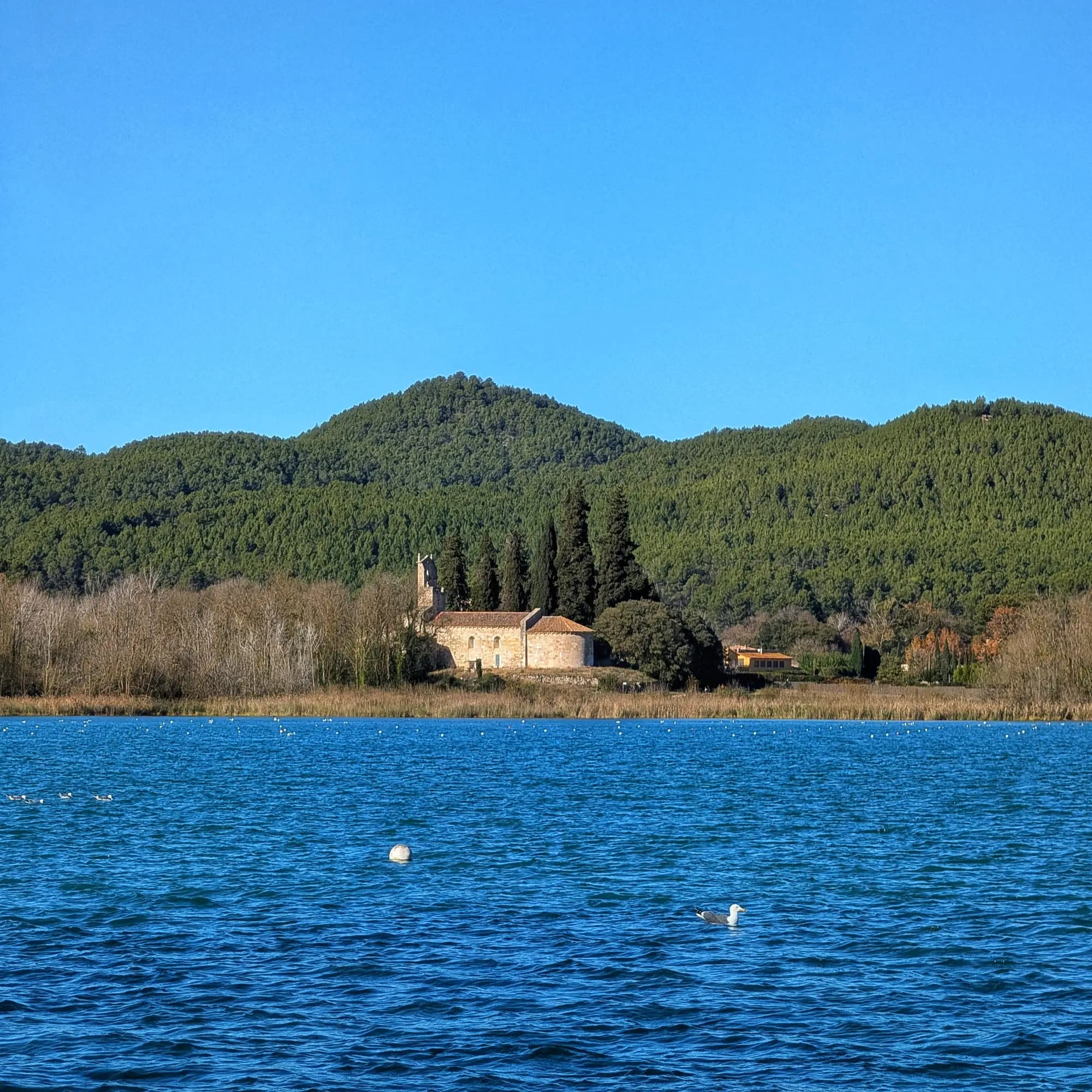 Santa María de Porqueres Iglesia románica de Santa María de Porqueres con reflejo en el agua