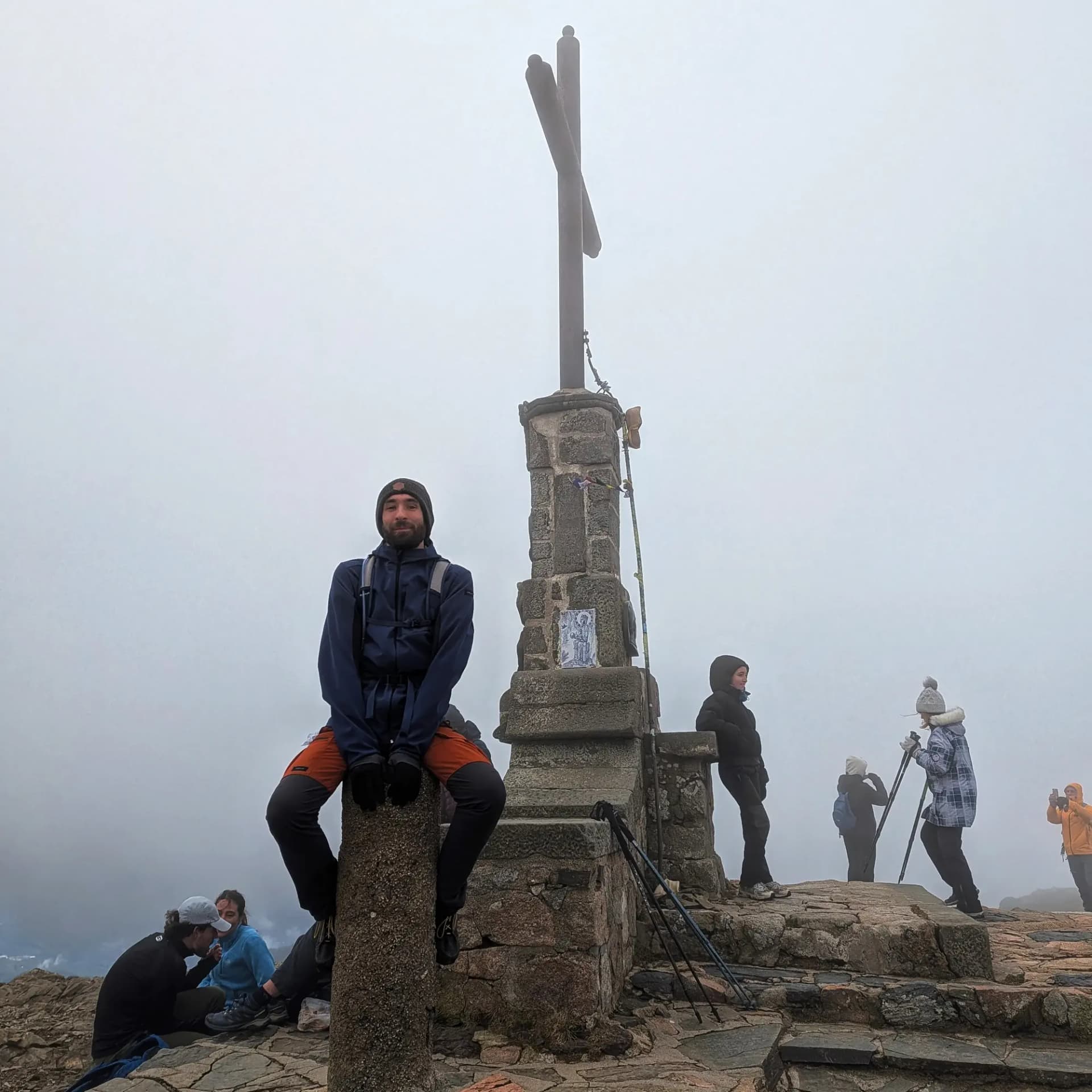 Vista des del cim del Matagalls, al massís del Montseny. Cim del Matagalls amb la creu icònica.