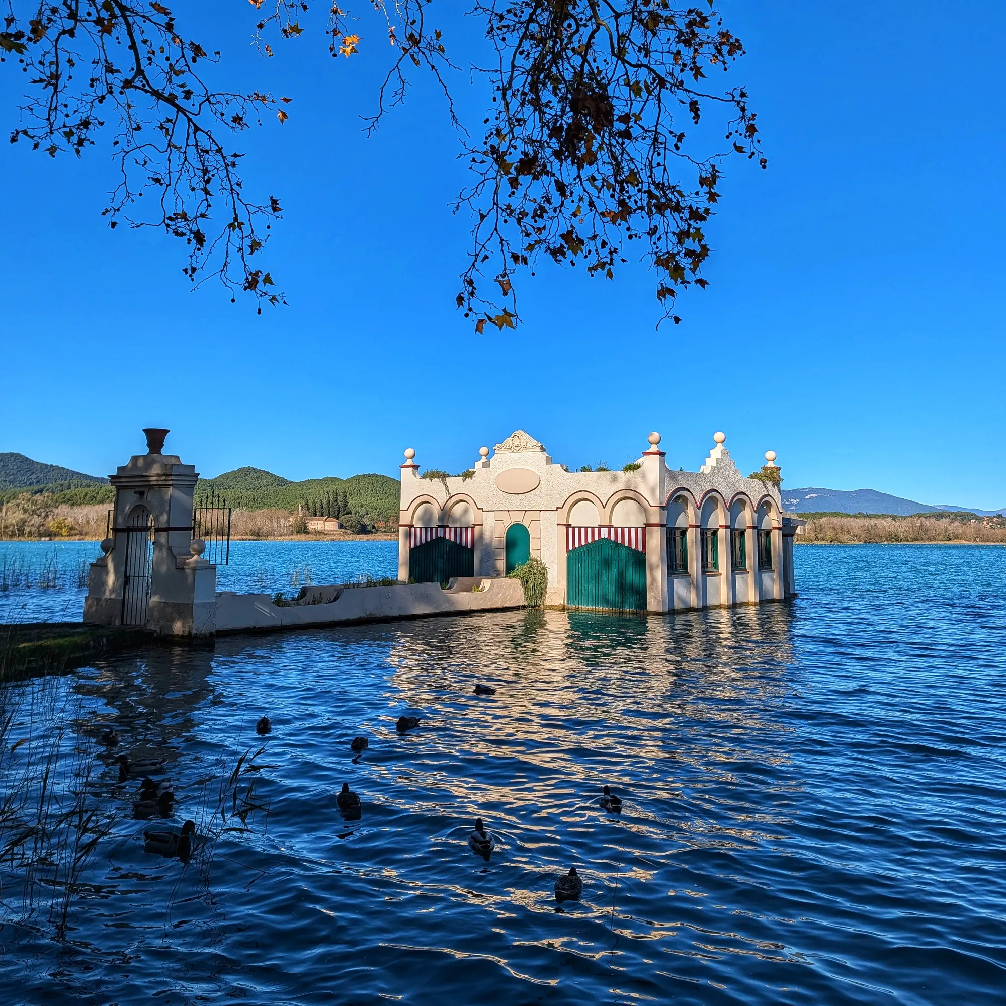 Pesquera Marimon Pesquera Marimon en el Lago de Banyoles con vistas al Pirineo