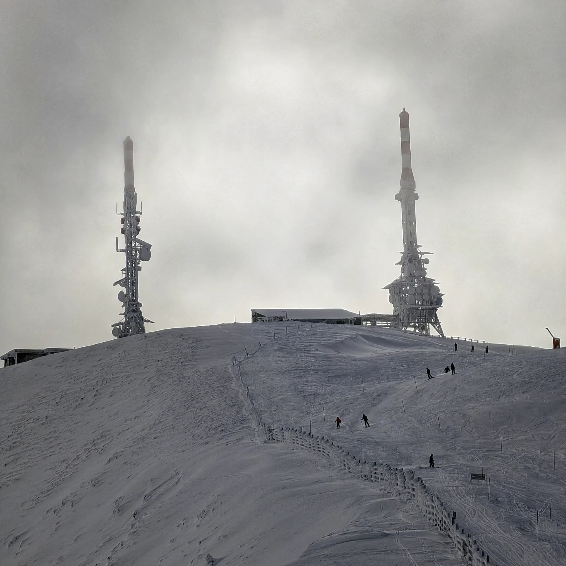 Esquiadors descendeixen per les pistes nevades de la Torreta de l'Orri, capturant l'acció en un paisatge hivernal. Esquiadors o snowboarders descendeixen pistes nevades prop de Torreta de l'Orri.