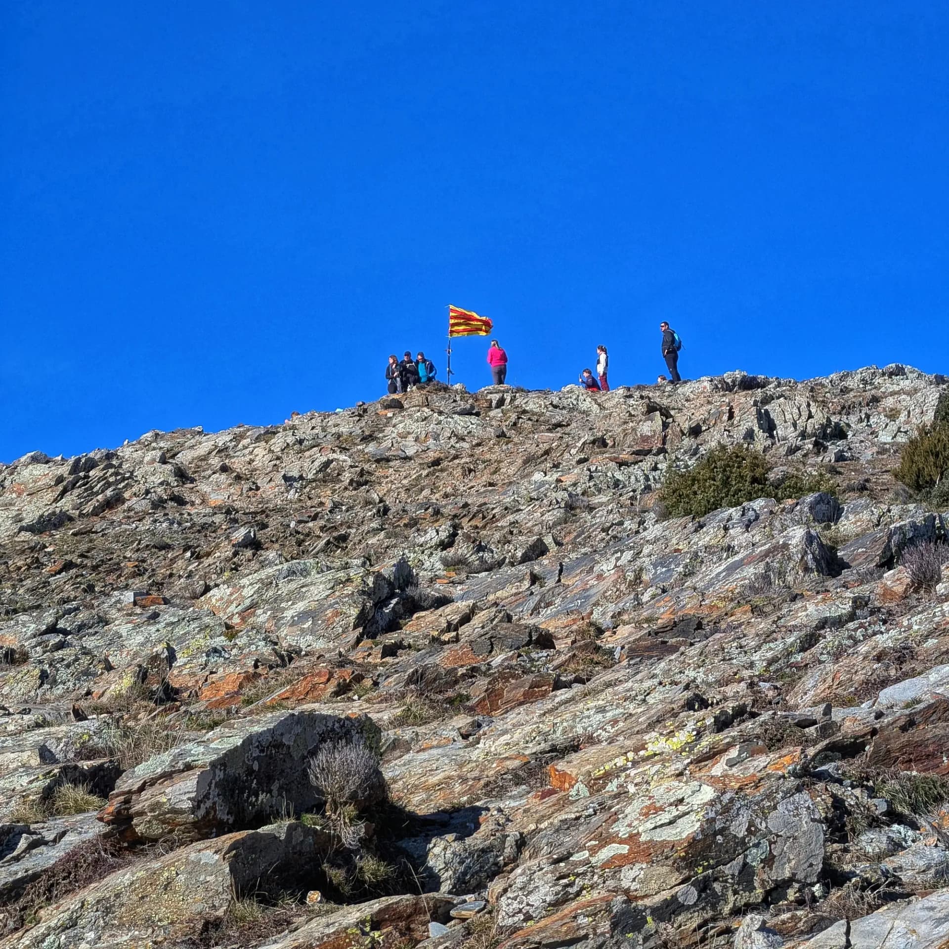 Vista del pico del Sui capturada desde su base, justo en el tramo final de la ascensión. La imagen muestra el imponente perfil de la montaña. El pico del Sui visto desde su base durante el ascenso final.
