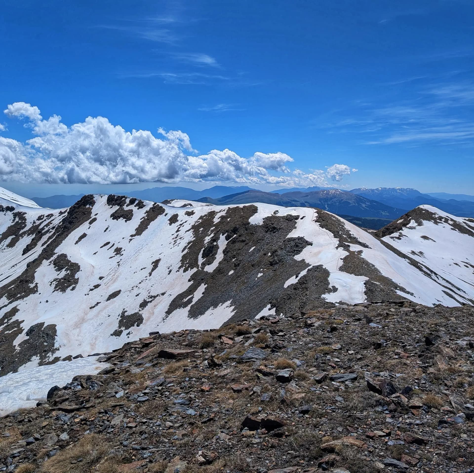 Vistas desde el Pic de Segre hacia Catalunya (al fondo, Cadí, Tosa d'Alp, Pedraforca) Vistas desde el Pic de Segre hacia Catalunya (al fondo, Cadí, Tosa d'Alp, Pedraforca)