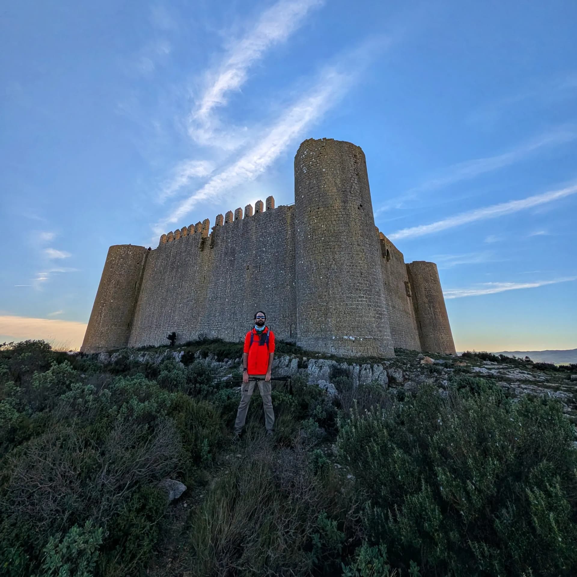 Als peus del Castell de Montgrí, una imponent fortalesa medieval envoltada de vegetació mediterrània a l'Empordà. Castell de Montgrí