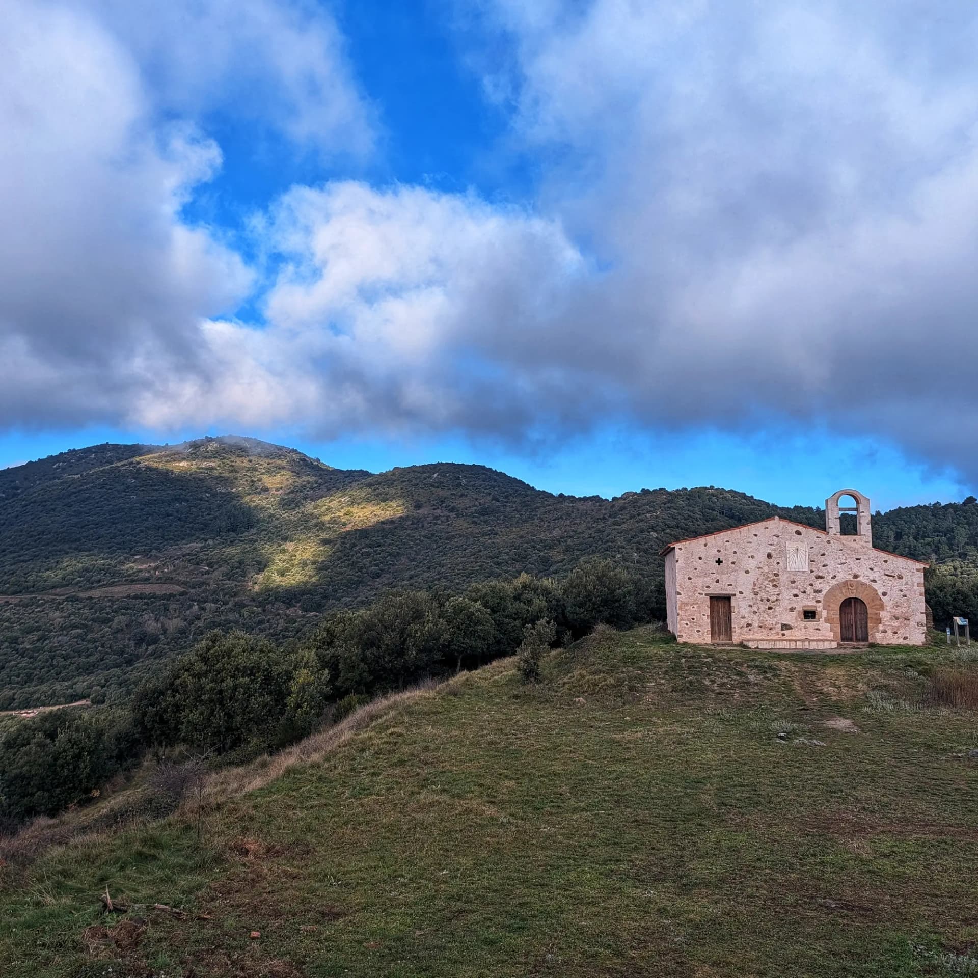 Panoràmica des del Turó de Sant Elies, amb l'Ermita de Sant Elies de Vilamajor destacant al paisatge, oferint una vista cap al Turó del Samont. Vista panoràmica des del Turó de Sant Elies amb l'Ermita de Sant Elies de Vilamajor, mirant cap al Turó del Samont.