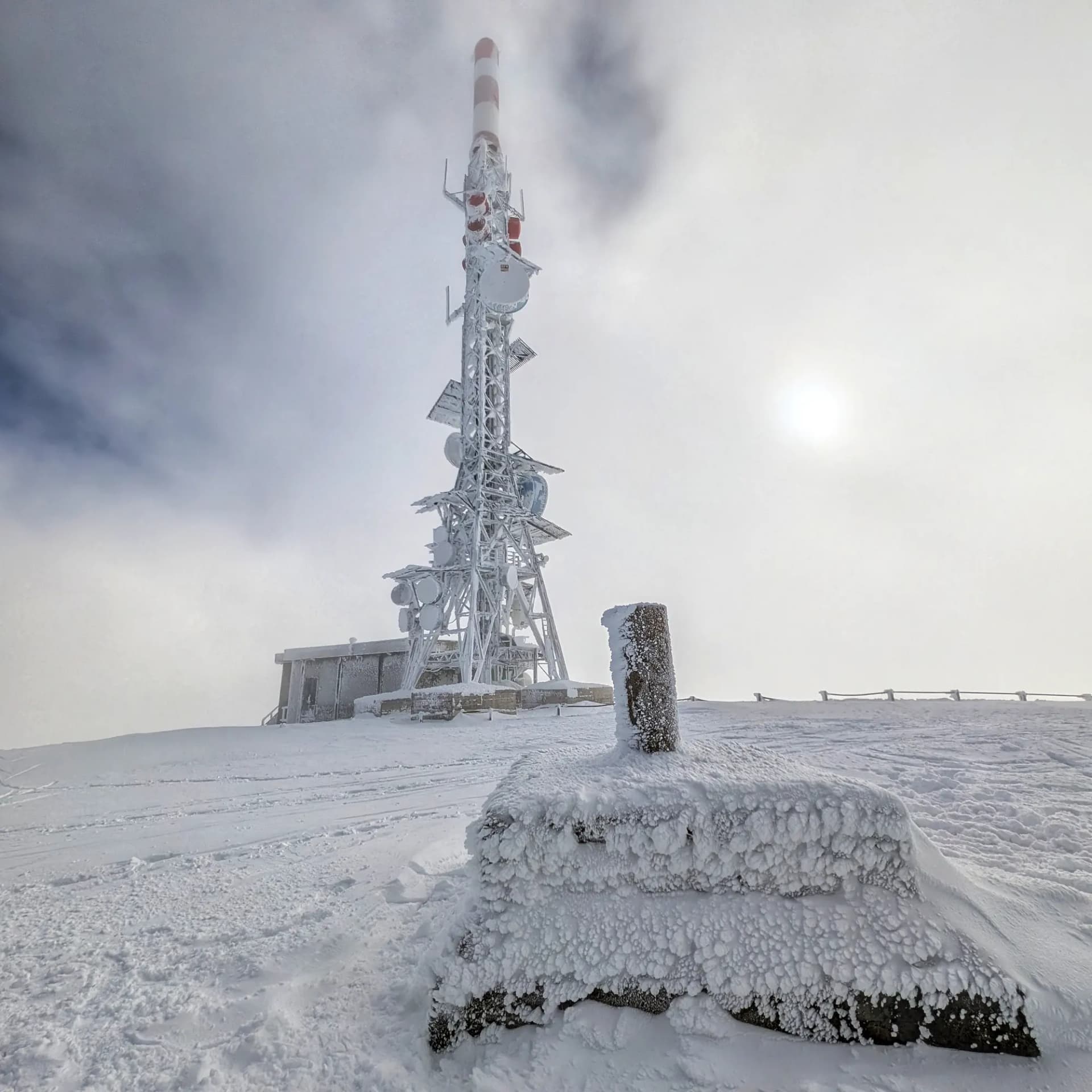 Vista del cim de la Torreta de l'Orri, completament cobert de neu, mostrant el paisatge hivernal. Cim nevat de la Torreta de l'Orri.