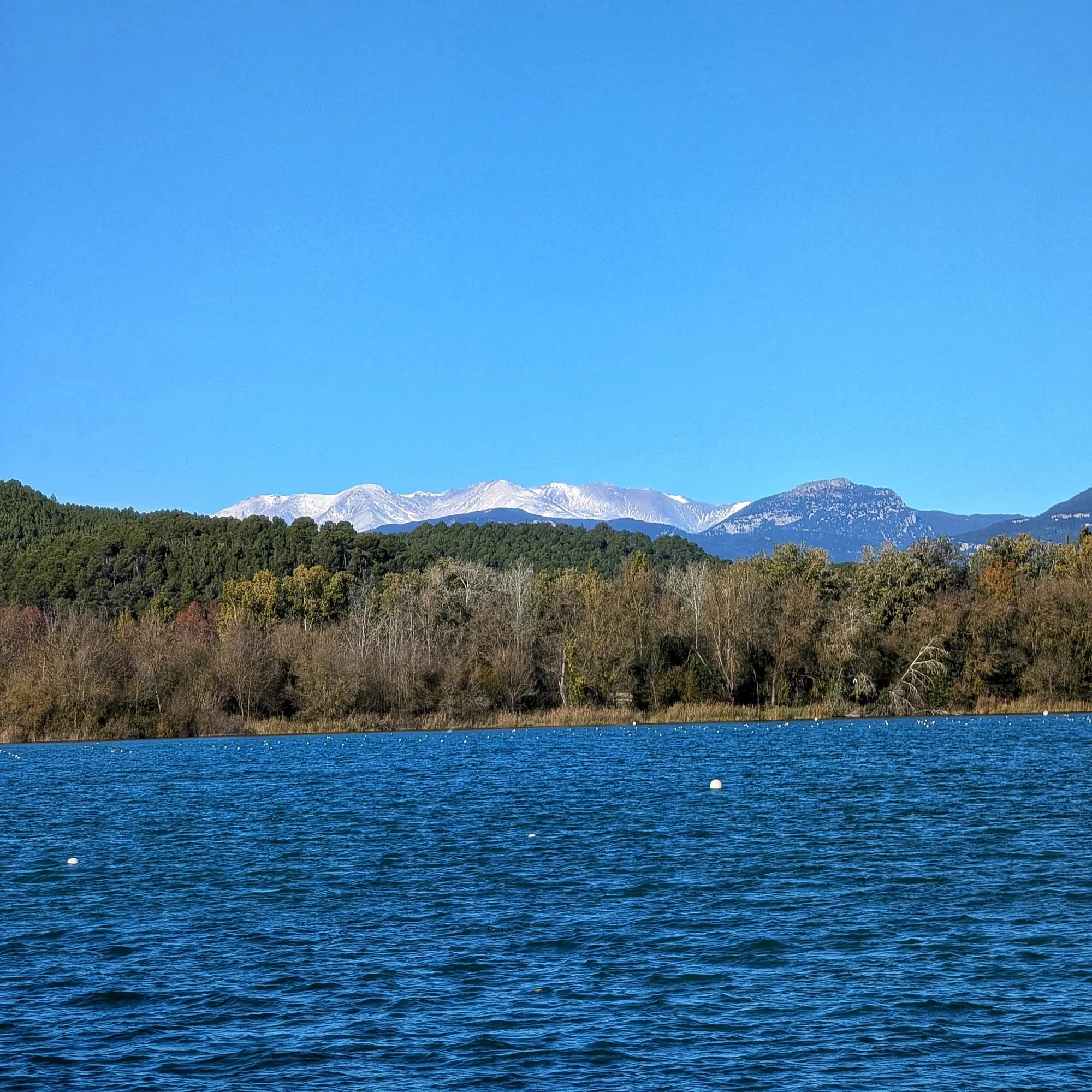 Canigó (Pirineo) El Macizo del Canigó nevado visto desde el Lago de Banyoles