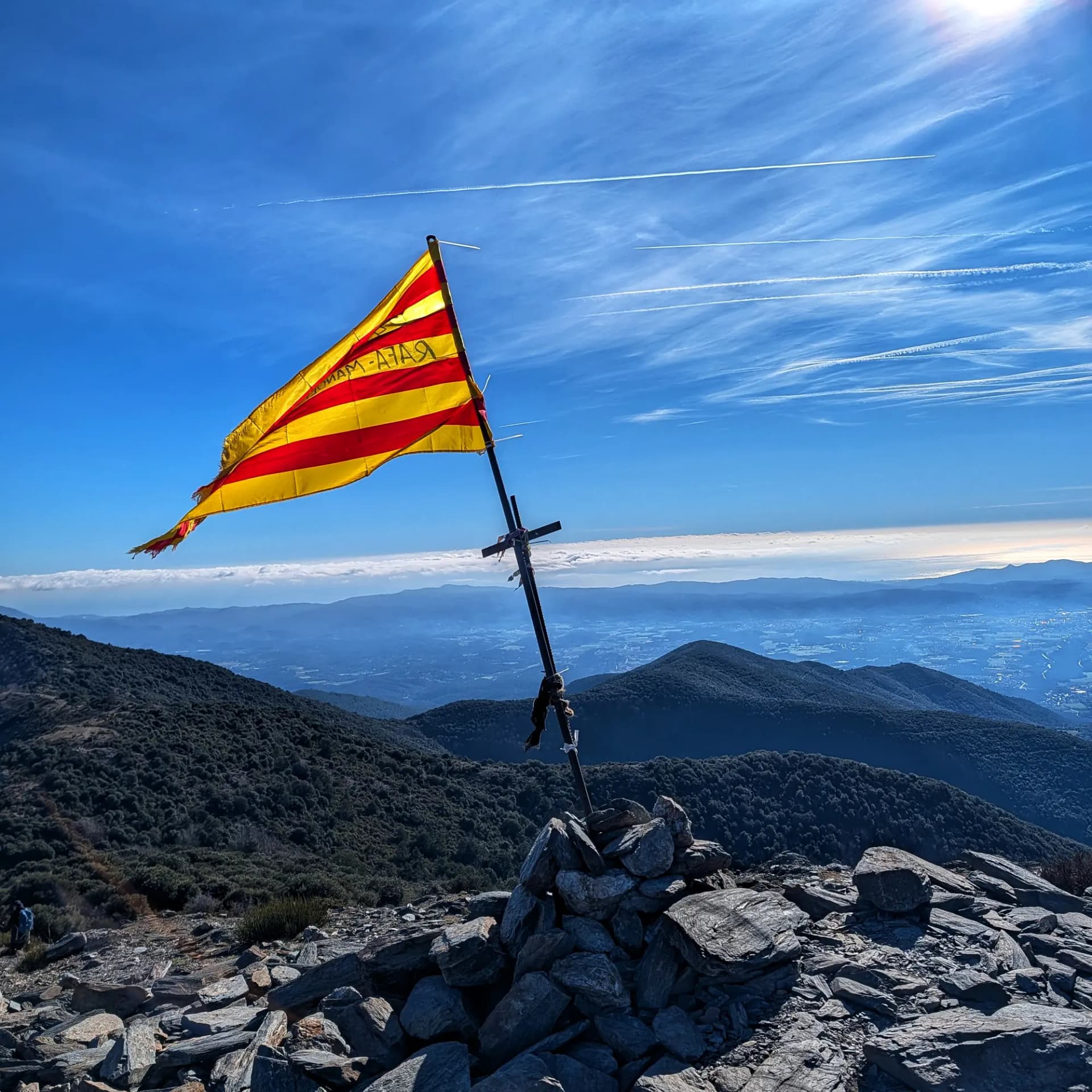 Vistas del mar Mediterráneo desde la cima del Sui, con una amplia perspectiva de la costa. Vista panorámica del mar desde la cima del Sui.