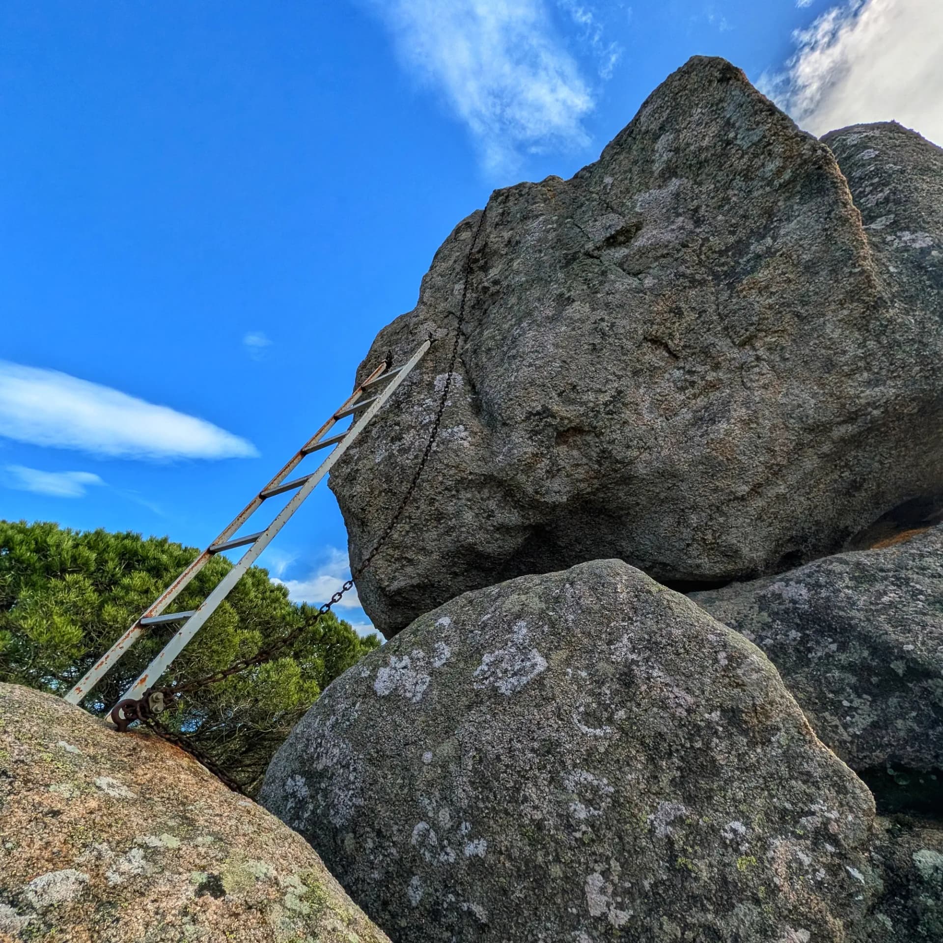 El monument megalític La Pedra Sobre Altra, situat al Massís de Cadiretes, està catalogat com a paradolmen. Aquest conjunt inclou una gran formació rocosa natural característica, una cripta-cova, un passadís i un túmul. Monument megalític La Pedra Sobre Altra al Massís de Cadiretes, amb gran formació rocosa natural i túmul.