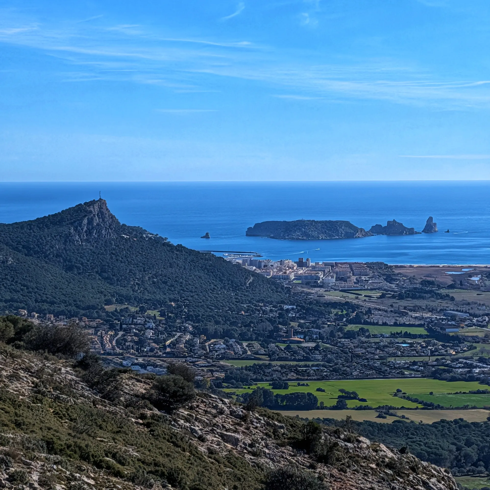 Panoràmica de la Muntanya de Rocamaura i les Illes Medes, amb la població de L'Estartit a la costa, capturada des del Massís del Montgrí durant la ruta d'ascensió al Castell. Vista panoràmica de la Muntanya de Rocamaura, la població de L'Estartit i les Illes Medes des del Massís del Montgrí.