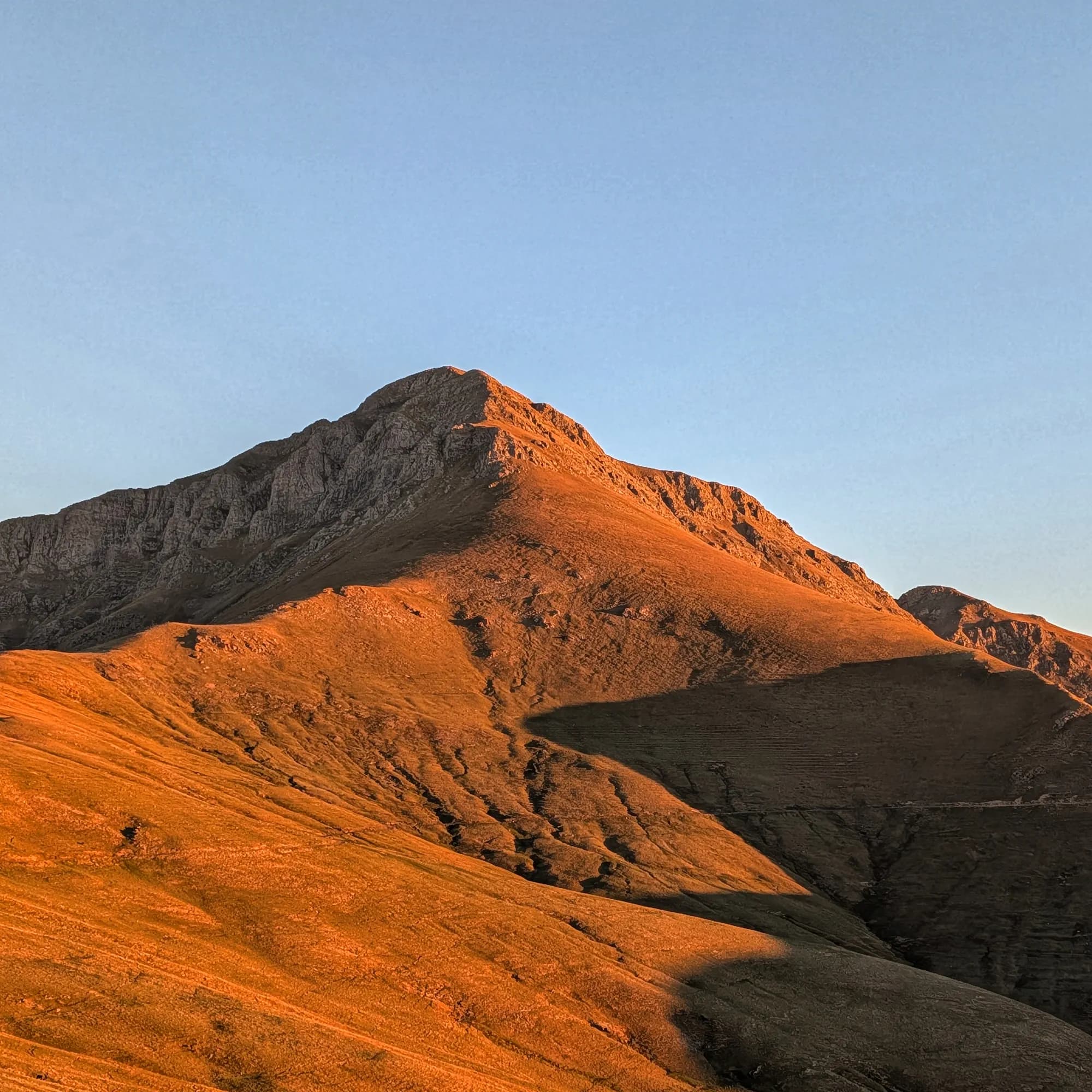 Montsent de Pallars y Montorroio con la primera luz del sol. Vistas generales de las cimas con la luz matinal.